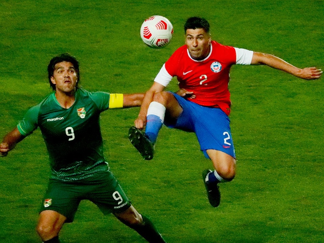 Tomás Alarcón disputa el balón con Marcelo Moreno Martins, en el compromiso ante Bolivia. Foto: @Ohigginsoficial / Twitter.