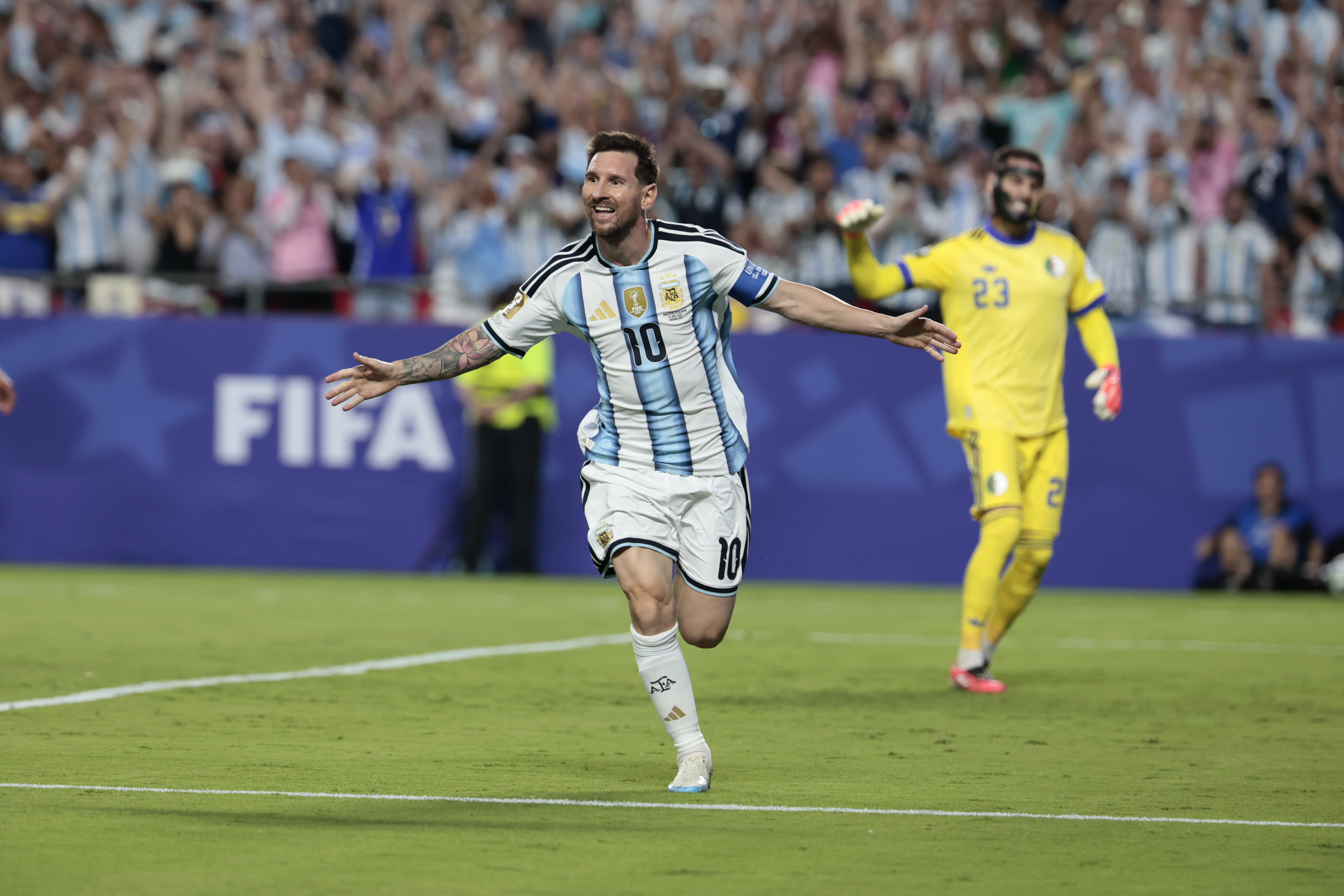 Messi es el Mundial”: prensa internacional se rinde ante Leo y la  espectacular goleada de Argentina ante Argelia - La Tercera