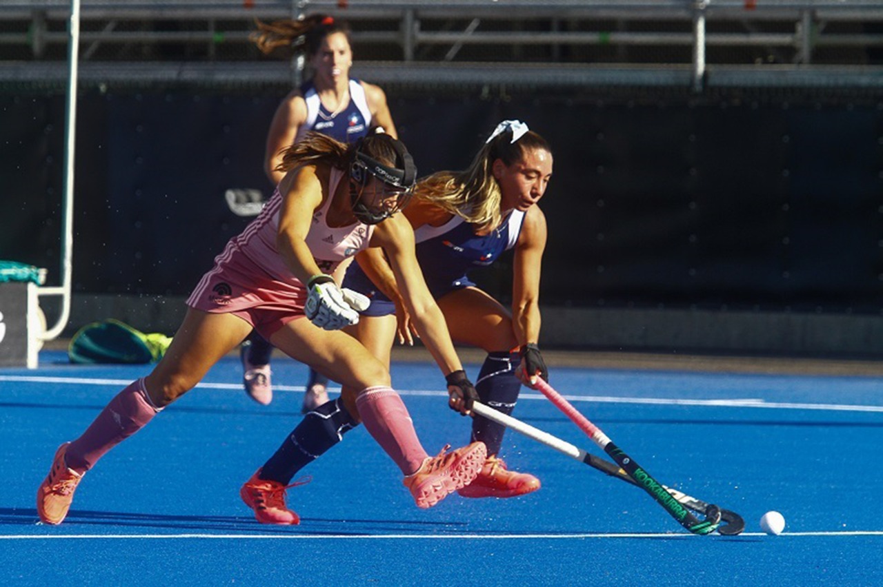 Las Diablas fueron goleadas por Las Leonas, en su debut panamericano.