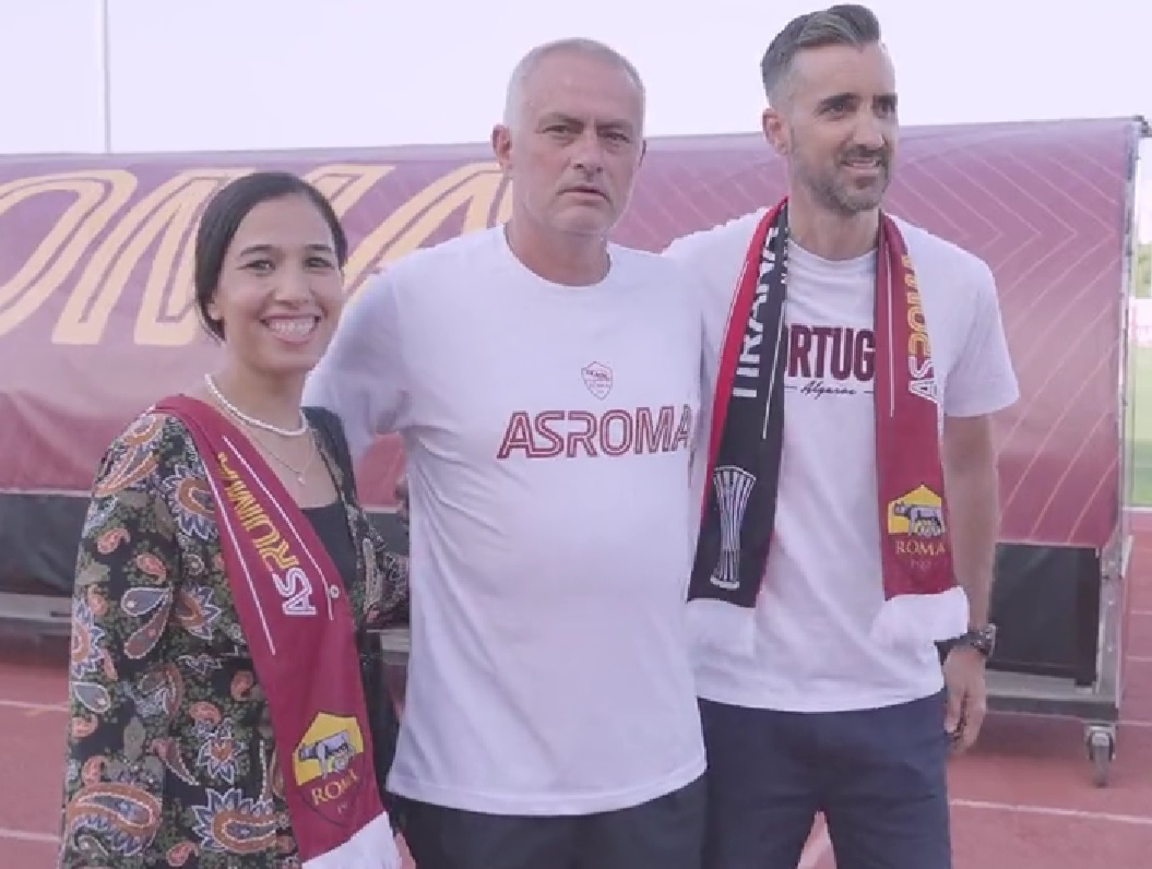 José Mourinho, junto a los novios que lo requirieron como testigo de su petición de matrimonio.