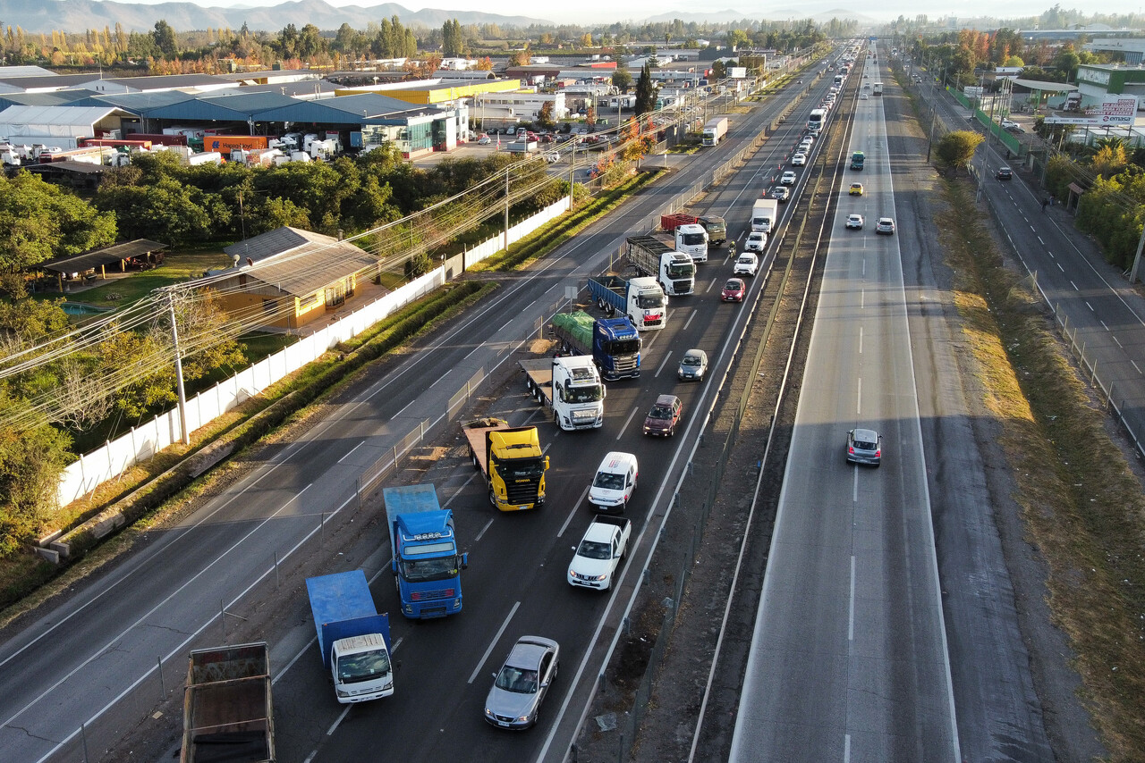 Gremio de Camioneros paralizan funciones y bloquean parte de la ruta 5 sector Buin-Paine km 41 por la alzas de combustible y exigiendo mayor seguridad