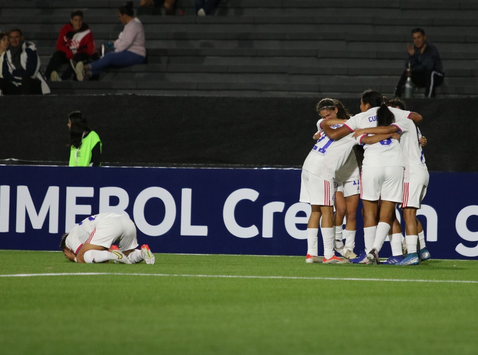 La selección femenina de Chile Sub 17 celebrando su pase al mundial de India. Foto: La Roja.