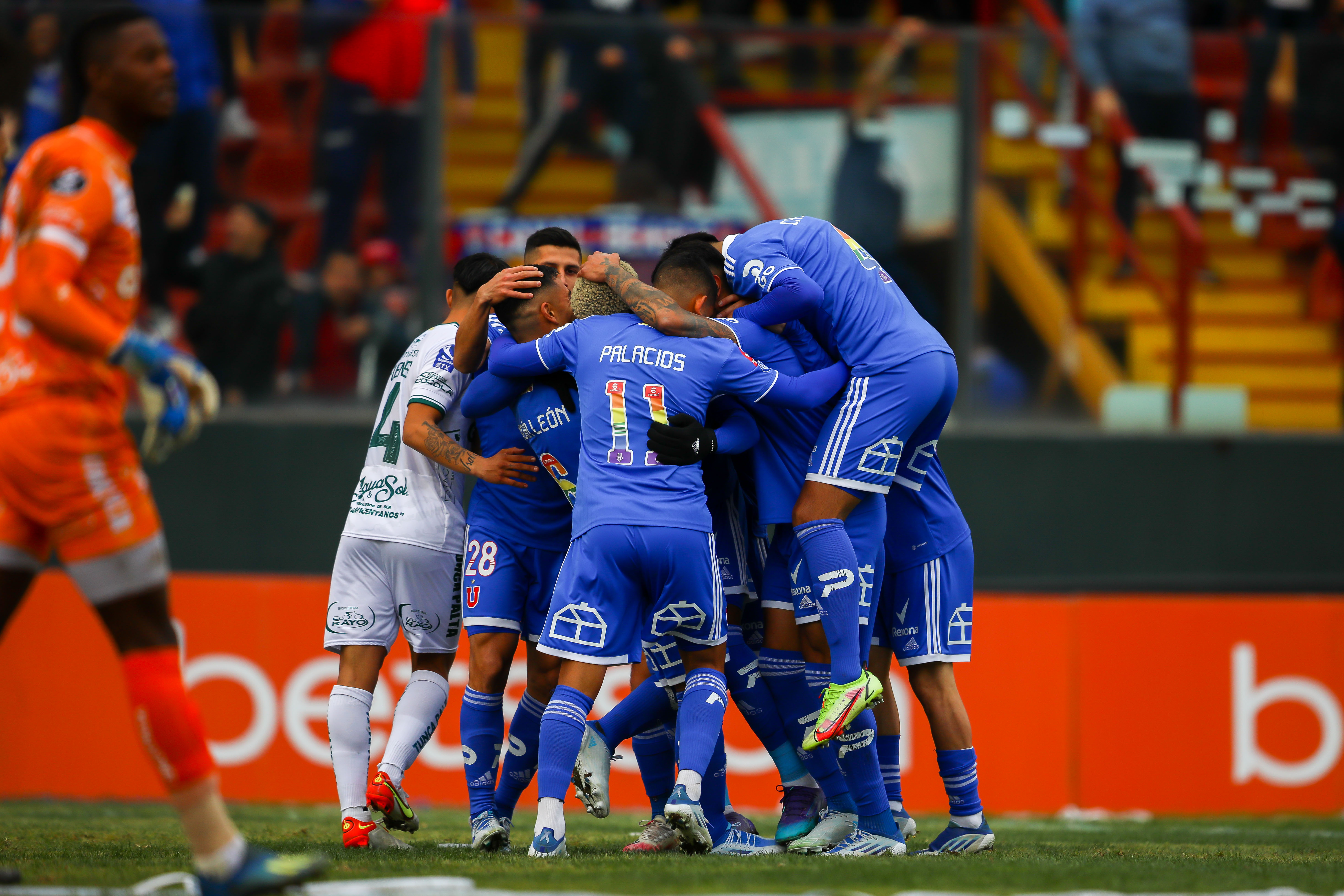 Universidad de Chile celebra la apertura de la cuenta, que marcó Junior Fernandes