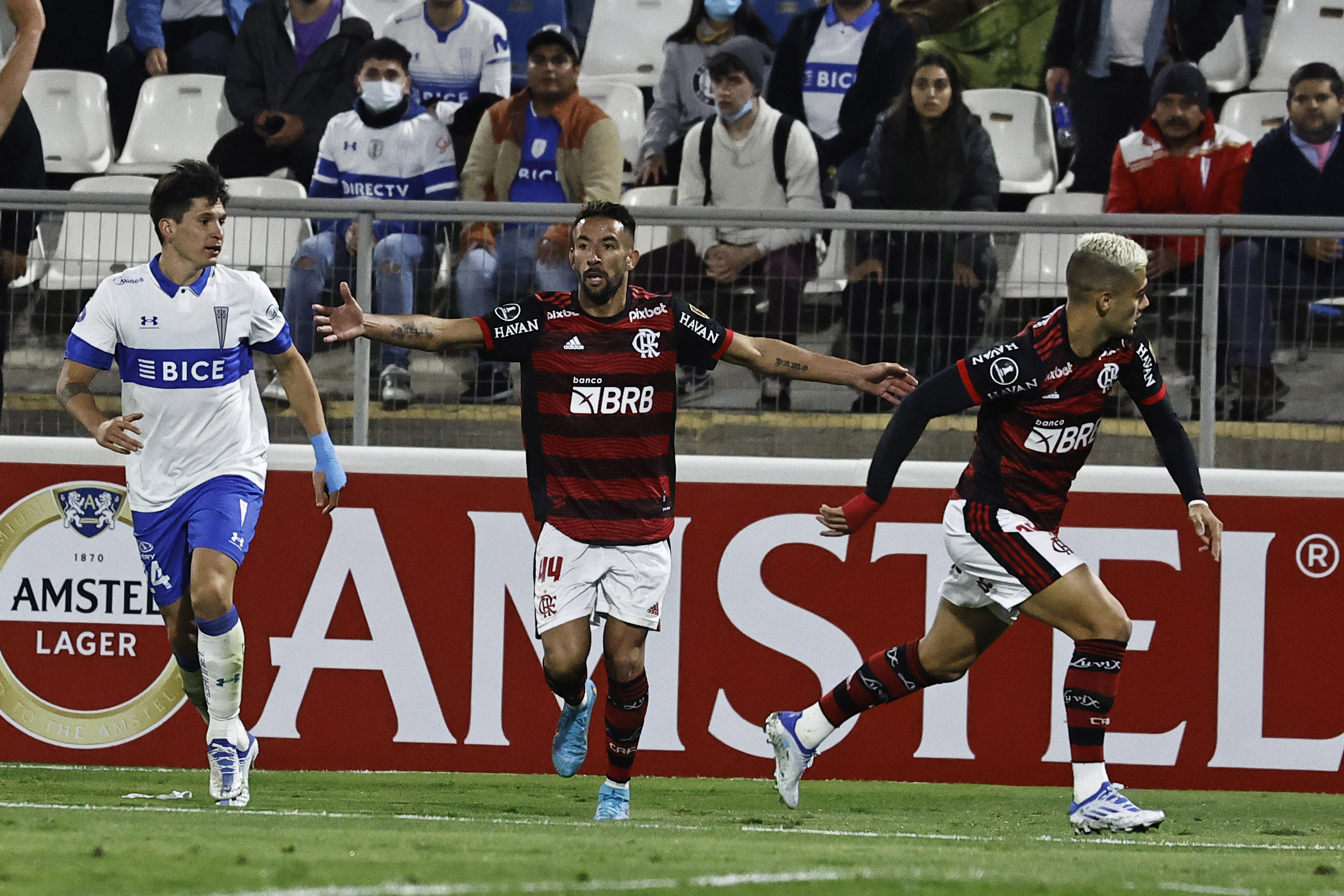 Mauricio Isla vuelve a la UC, a la que enfrentó en la pasada Copa Libertadores.