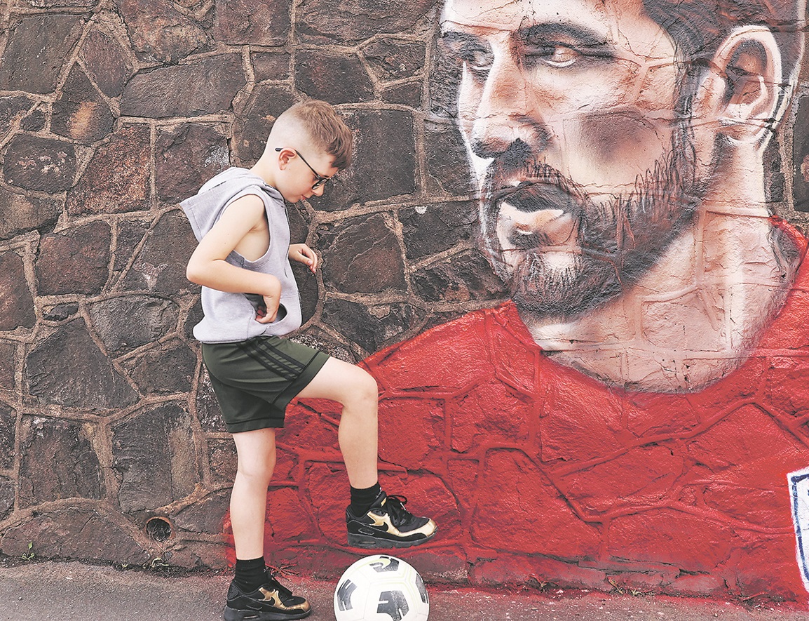 Un mural en Londres con el rostro de Kane, el capitán de Inglaterra. FOTO: Reuters.