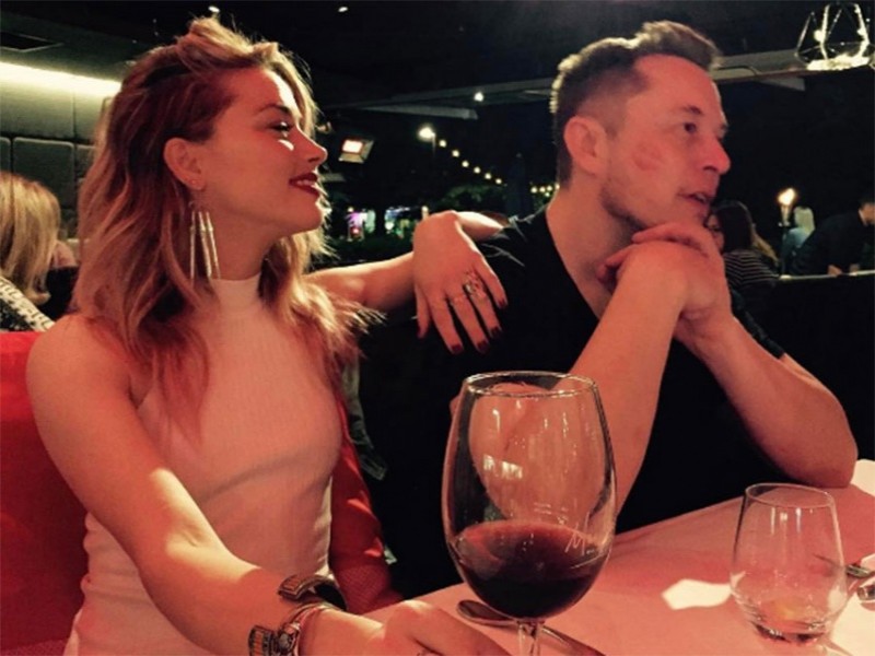 Elon Musk y Amber Heard durante su noviazgo