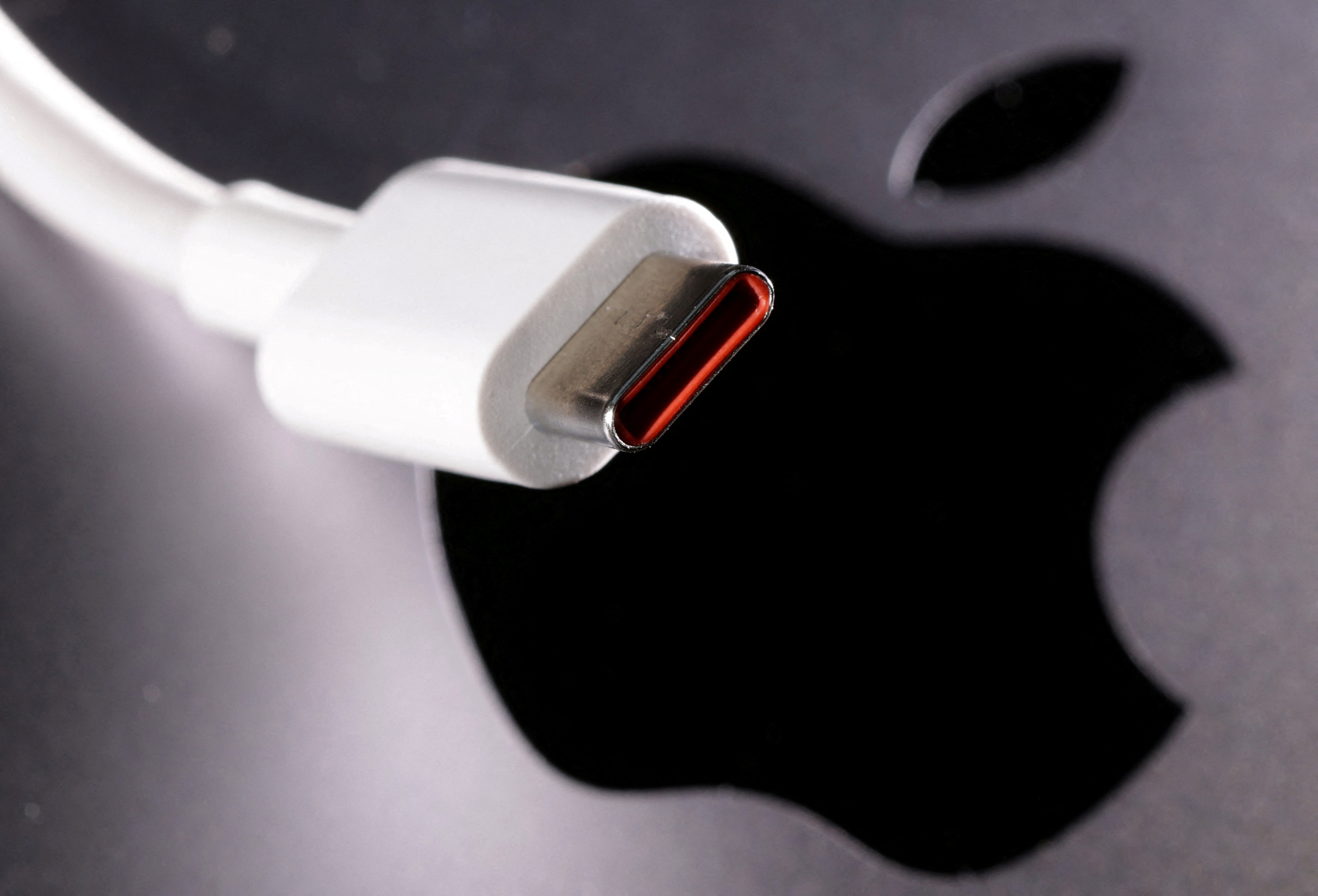 El cargador universal USB-C ya es oficial en la UE: Apple tiene