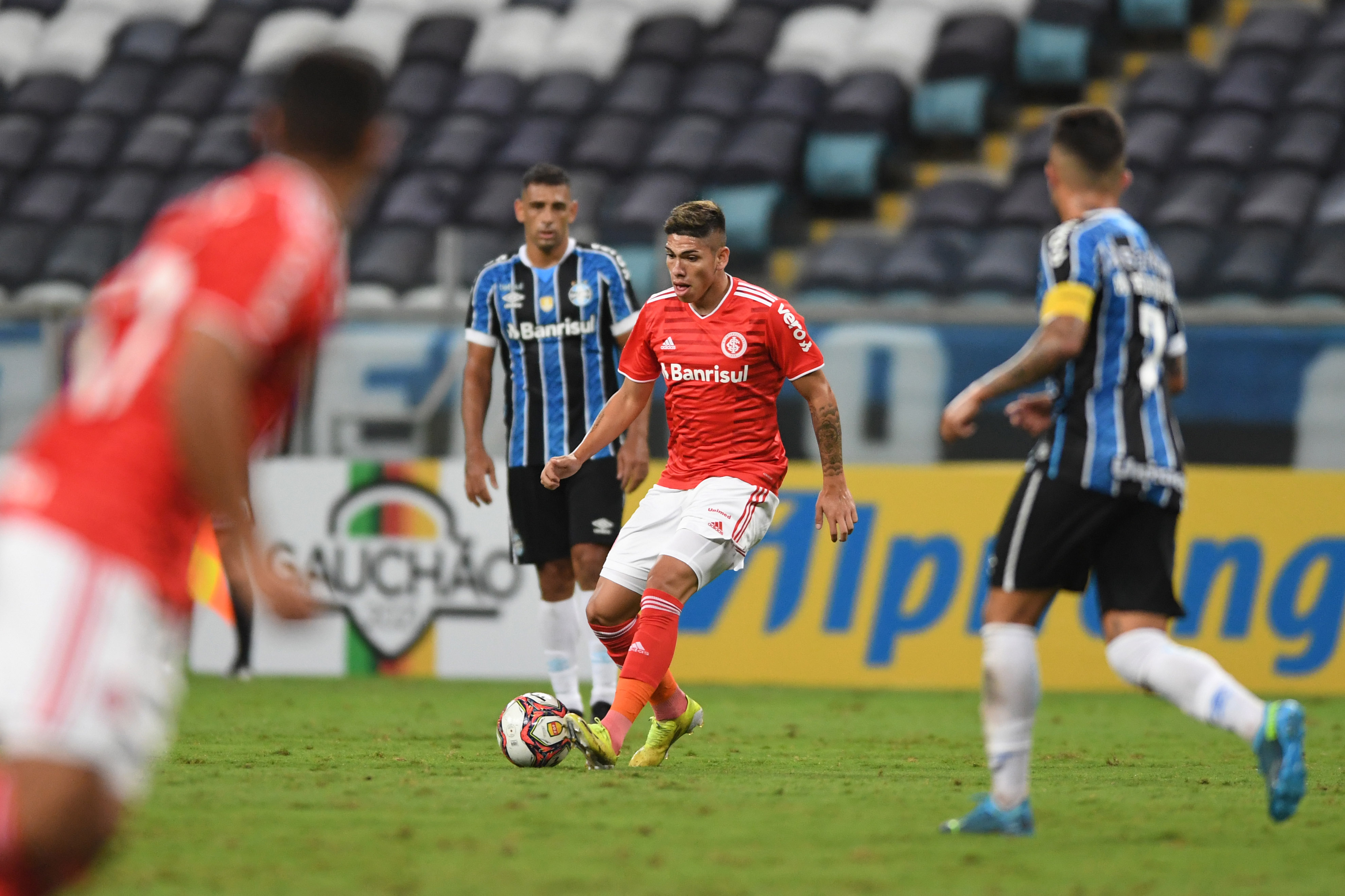 Carlos Palacios enfrentó a César Pinares en el clásico Gaúcho entre Inter de Porto Alegre y Gremio.