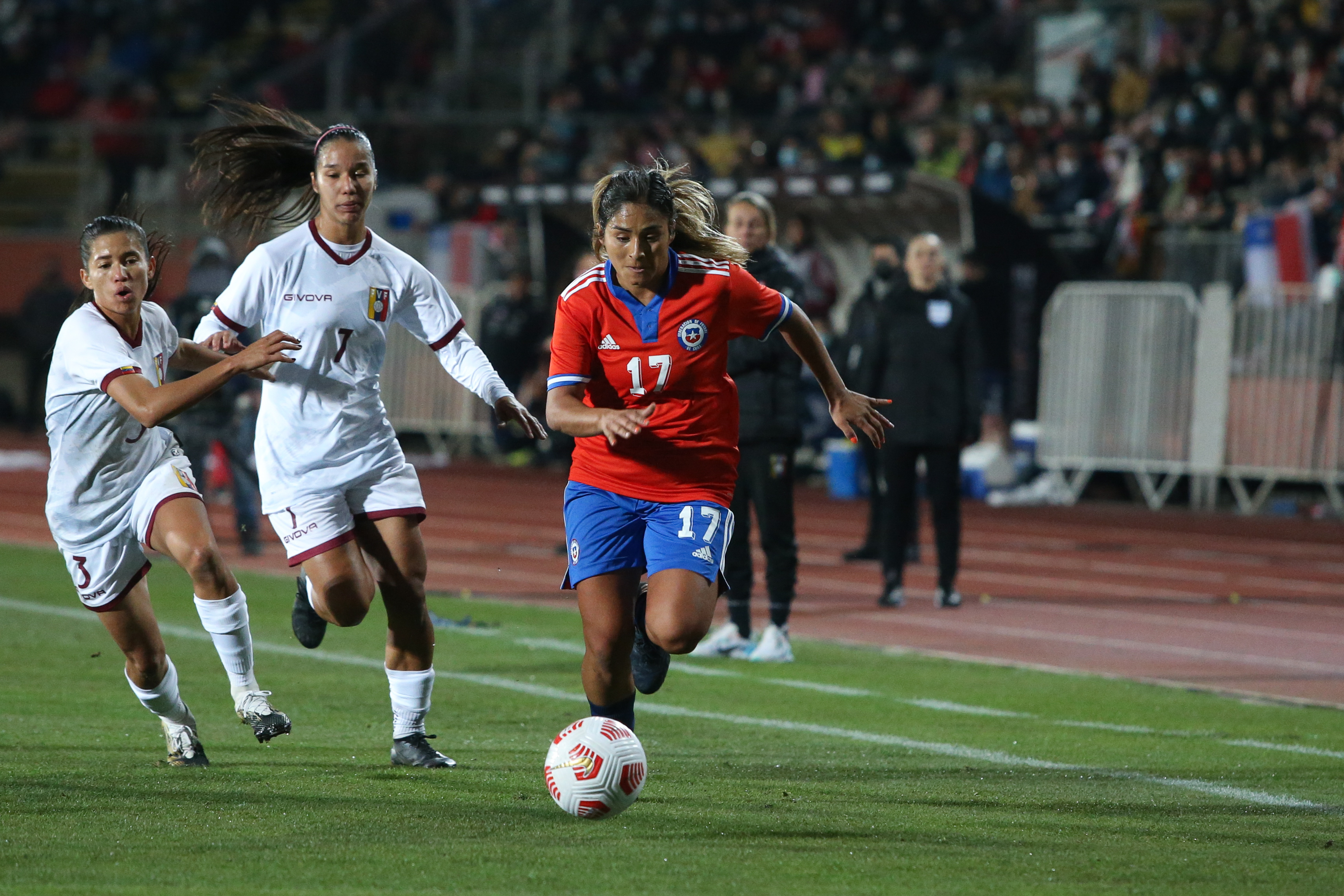 Javiera Toro disputando un balón frente a Venezuela. Foto: La Roja oficia.