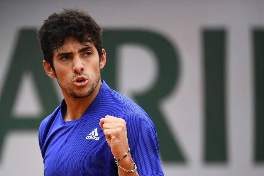 Christian Garin avanzó a la segunda ronda de Wimbledon tras superar en cinco sets al español Bernbé Zapata.