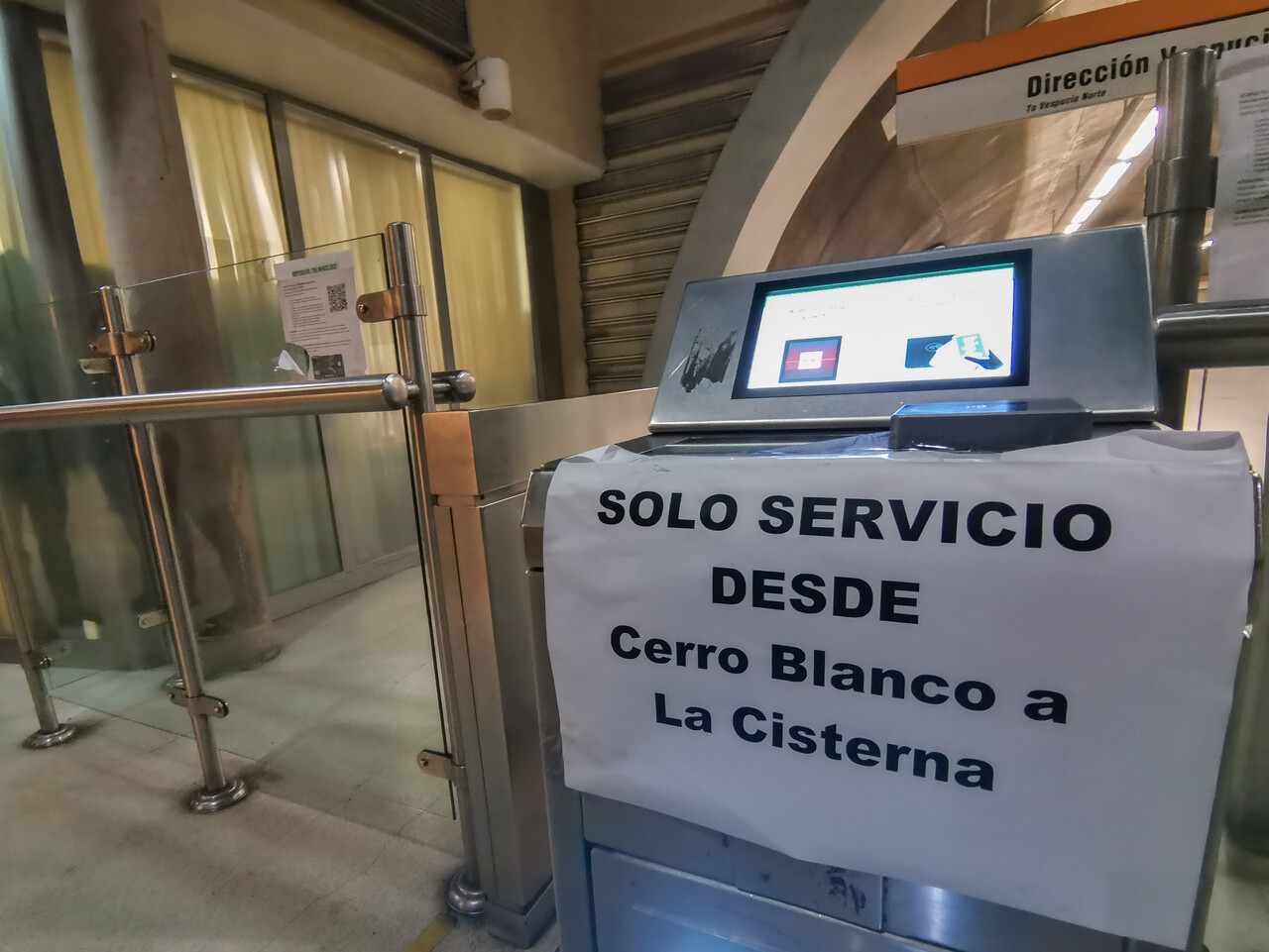 Línea 2 del Metro de Santiago permanece suspendido de forma parcial entre estaciones Cementerios y Vespucio Norte producto de las reparaciones debido al descarrilamiento de uno de sus trenes
Estación Einstein