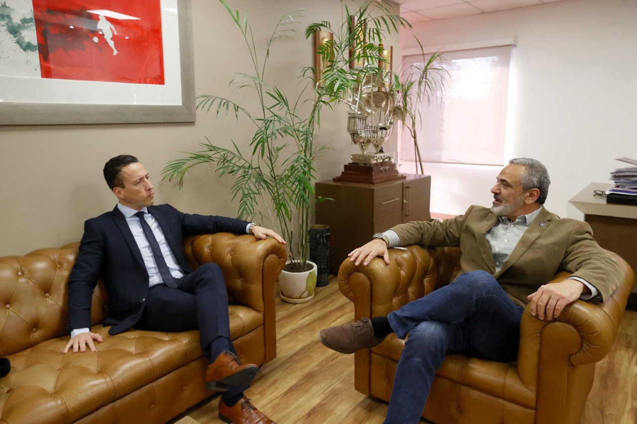 Eduardo Carlezzo y Pablo Mlad, antes de la conferencia que ofreció el abogado brasileño