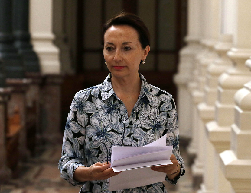 La ministra de la Corte Suprema Gloria Ana Chevesich camina antes de la voceria que entregó en Tribunales donde se refierió a la manifestación en las afueras del hogar de la jueza Andrea Acevedo