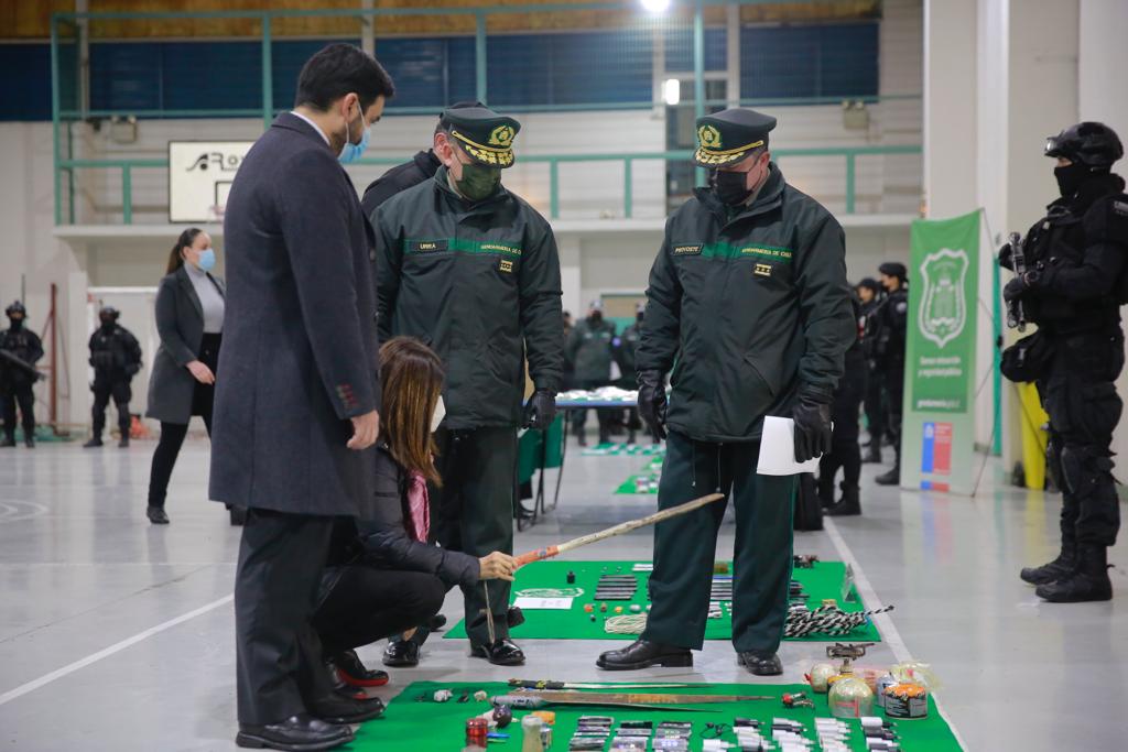 La ministra de Justicia, Marcela Ríos, junto al subsecretario de Justicia, Jaime Gajardo y el director nacional de Gendarmería, Sebastián Urra, entrega balance sobre procedimiento de registro y allanamiento, realizado de manera simultánea, en diferentes centros penitenciarios del país, con el objetivo de incautar elementos prohibidos.