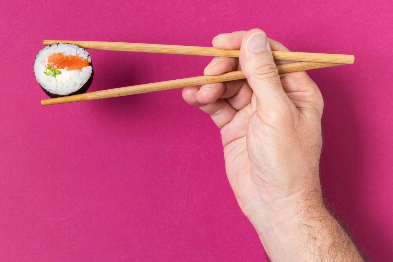 Cómo aprender a comer con palillos chinos - La Tercera