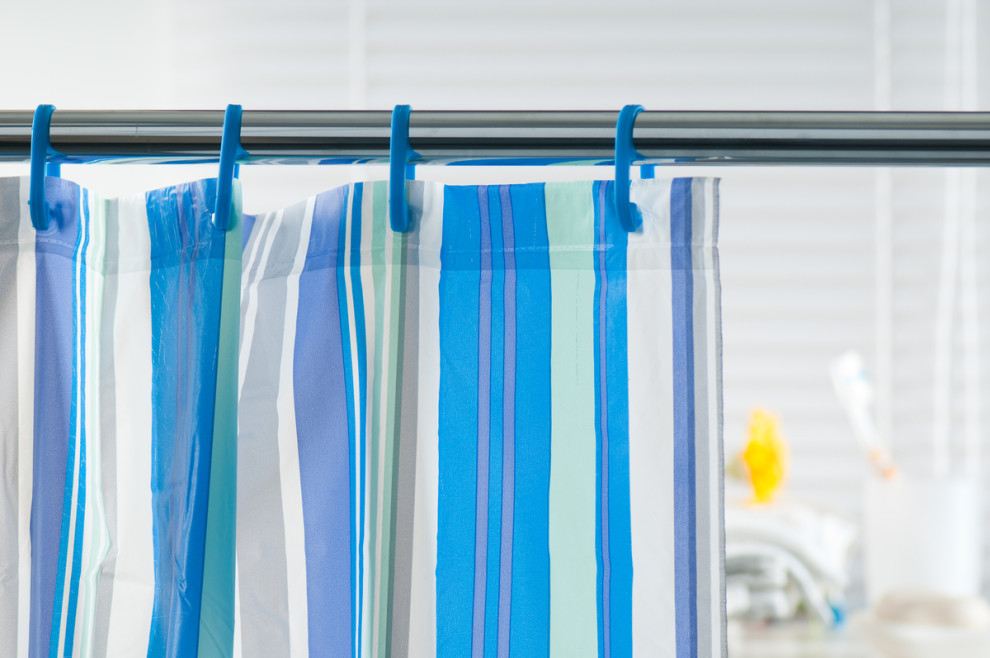 Estampadas, de tela o coloridas: consejos para elegir la mejor cortina de  baño - La Tercera
