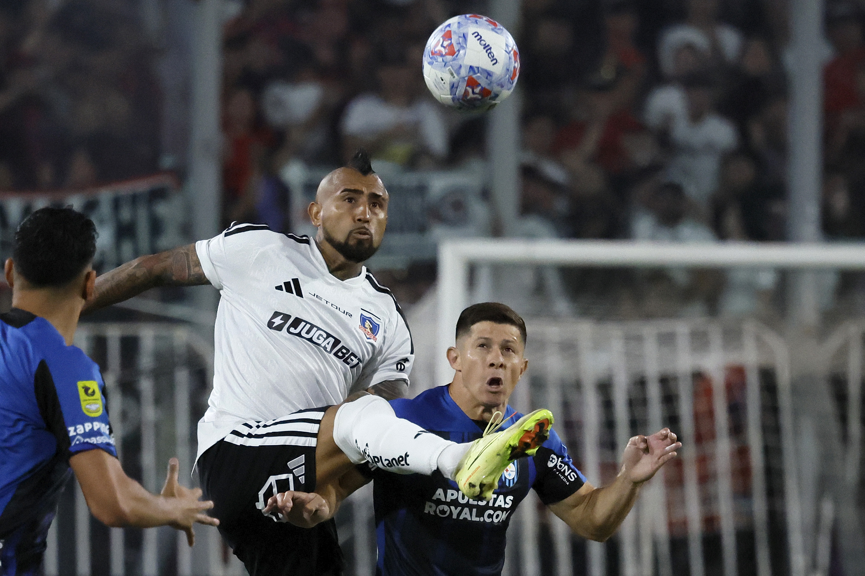 Arturo Vidal pone la alerta en Colo Colo: el Rey no participa de la  práctica alba - La Tercera