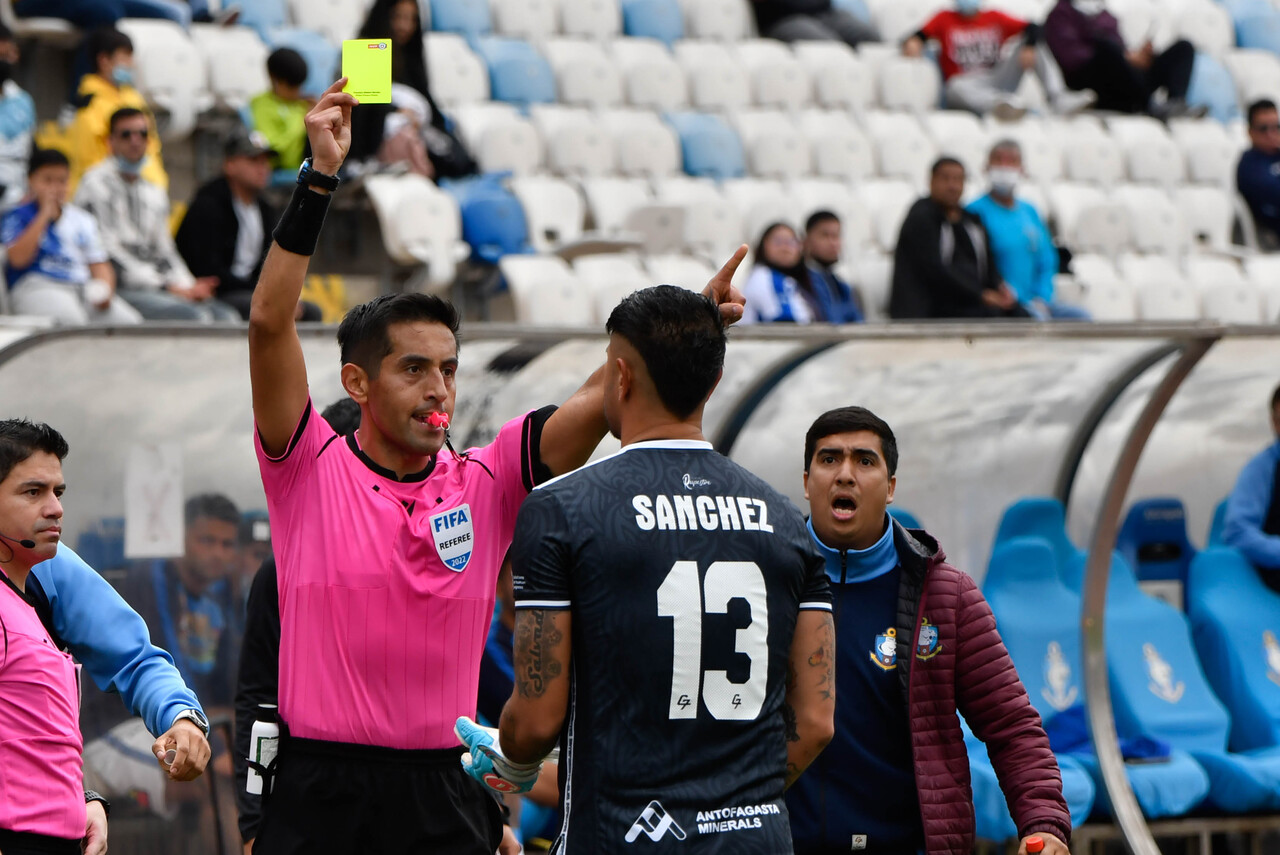 Francisco Gilabert amonesta a Diego Sánchez.