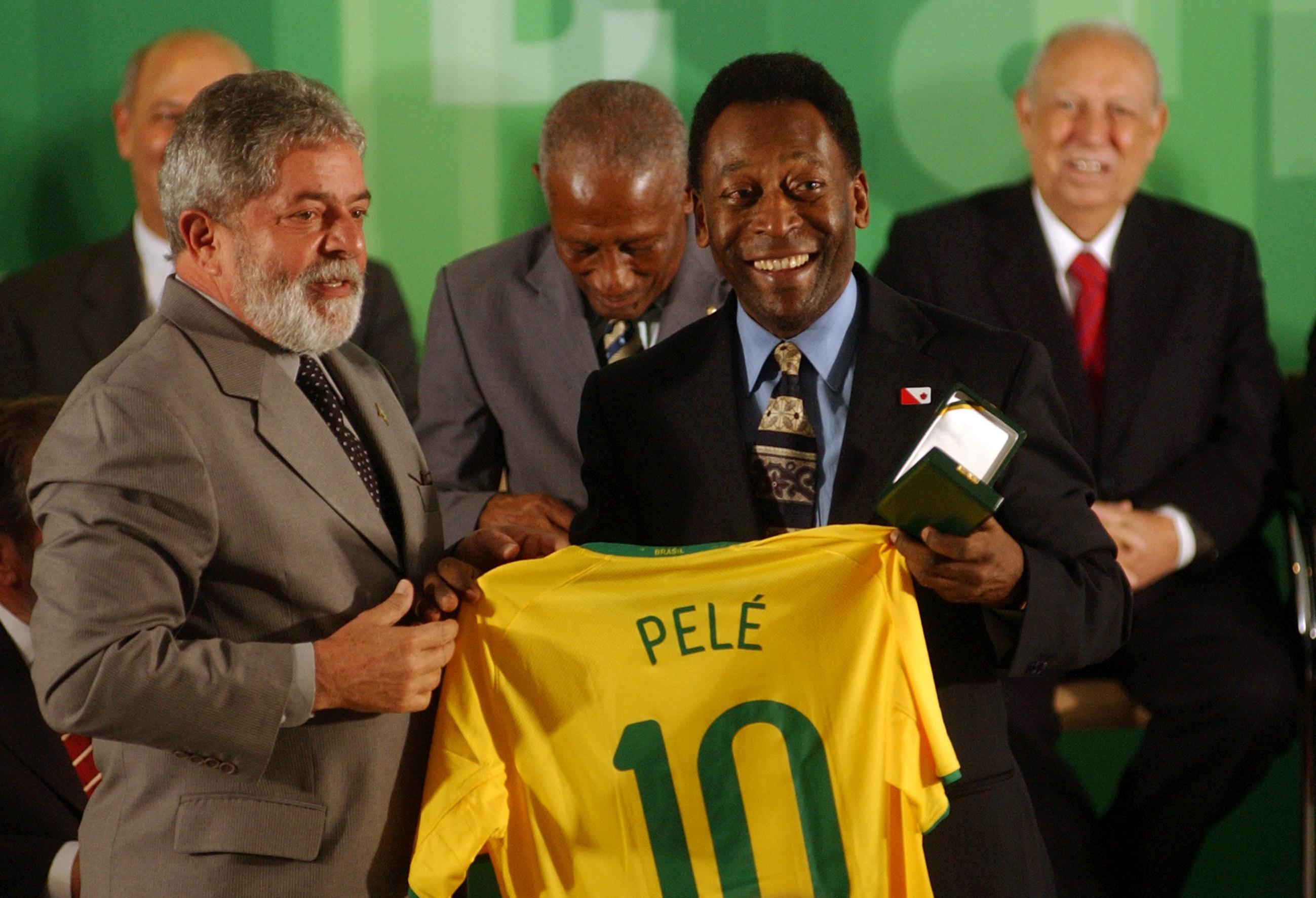 Pelé junto a Lula da Silva.