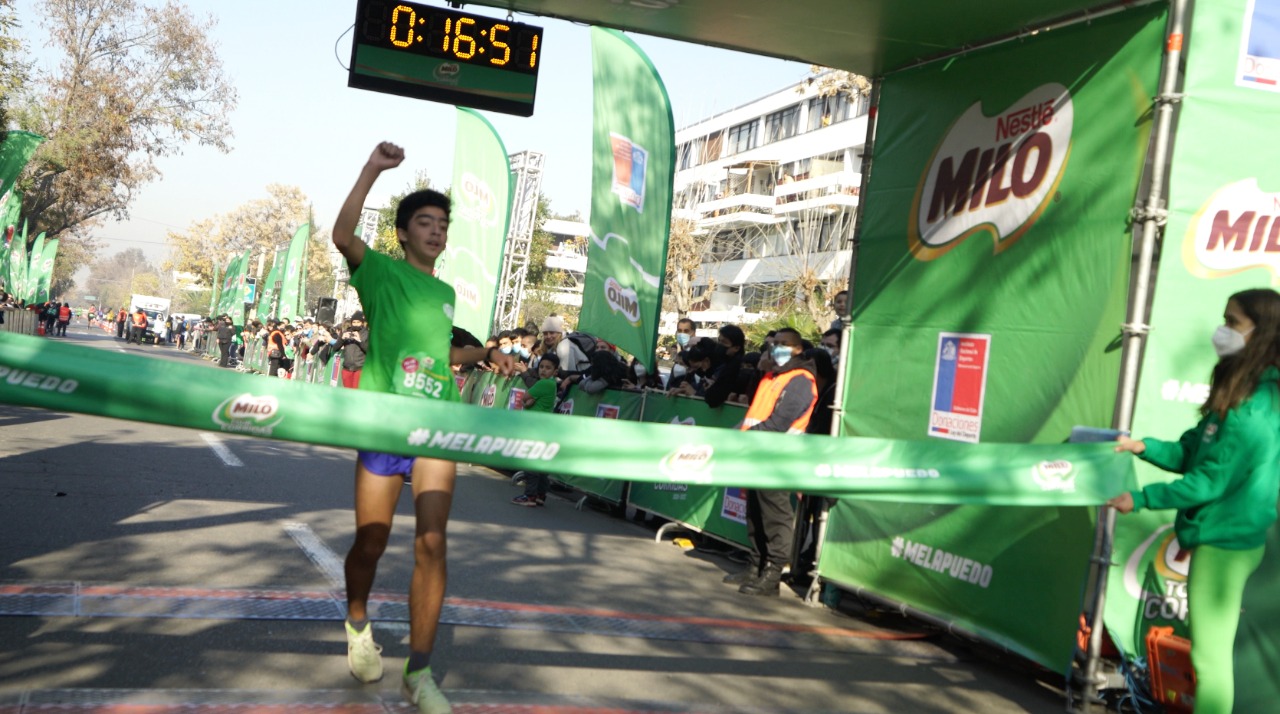 Un niño cruzando la meta en el Tour de Corridas MILO, en Santiago. Foto: MILO.