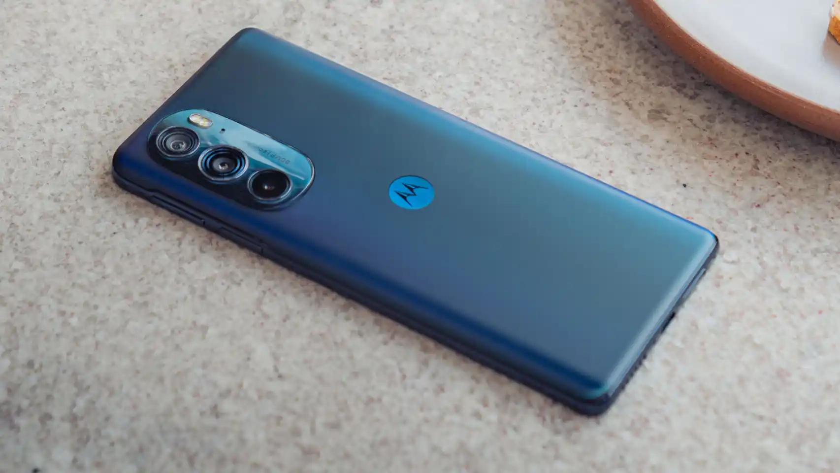 Motorola vuelve a la gama alta con el Moto Edge 30 Pro - La Tercera