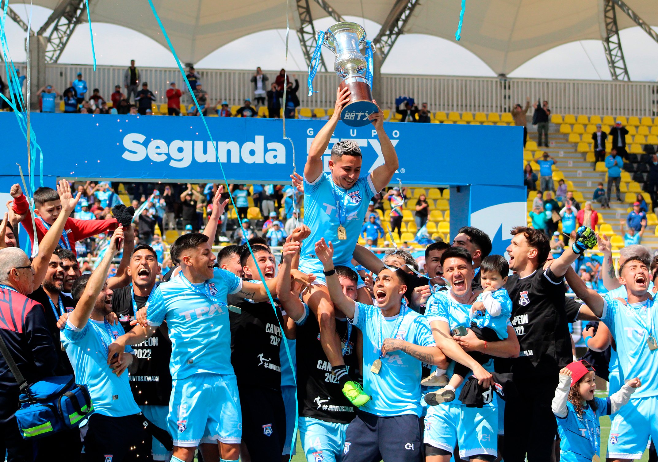 El plantel de San Marcos de Arica levanta la copa.