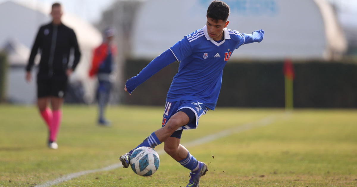 Un jugador de la U dominando el balón en velocidad. Foto: web Universidad de Chile.