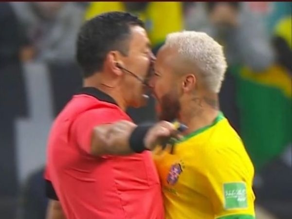 El momento en el que Neymar encara al árbitro Roberto Tobar.