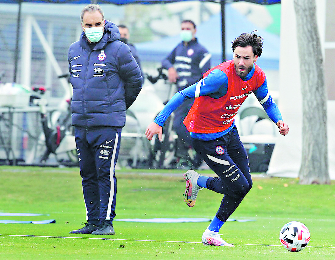 Ben Brereton domina el balón en uno de los entrenamientos de la selección chilena, ante la mirada del DT Martín Lasarte. FOTO: ANFP.