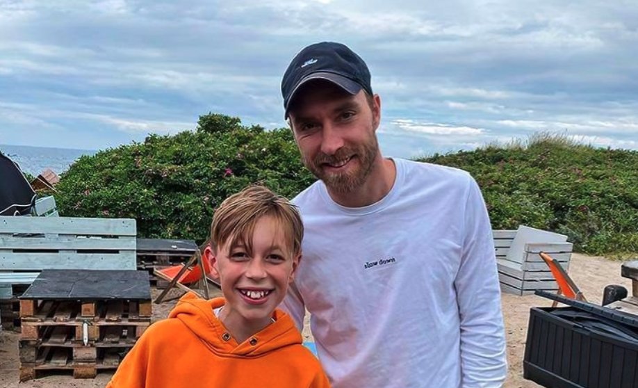 Un hincha se fotografía con Christian Eriksen por primera vez, luego de este sufriera un paro cardiaco en pleno partido de la Eurocopa. Foto: Bjorn Bindzus.