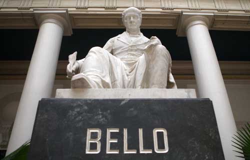 Estatua de Andrés Bello en Casa Central. Imagen de la Universidad de Chile