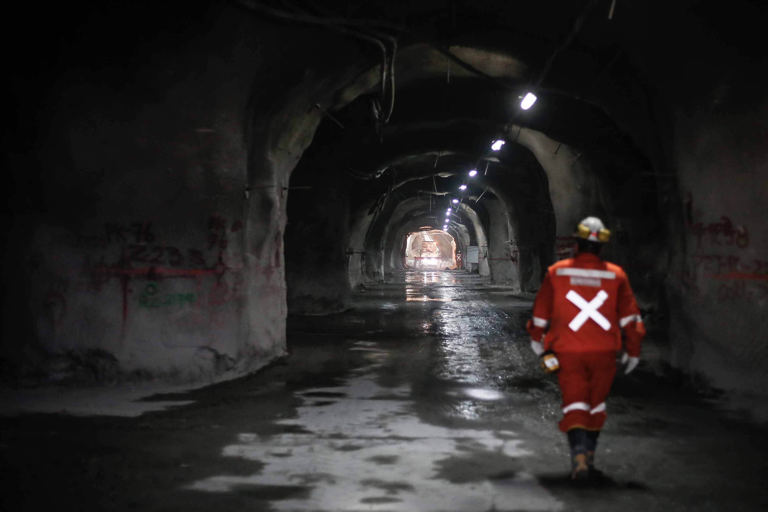 Escala conflicto entre sindicatos y Codelco tras querella contra dirigentes por caso seguros