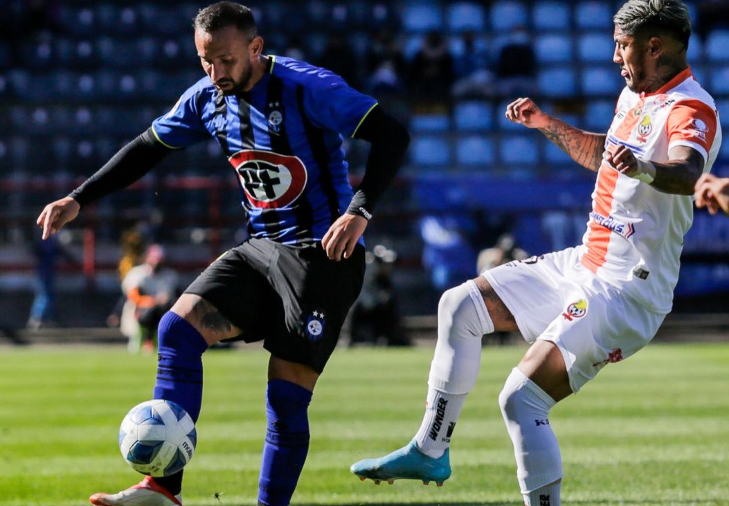 Marcelo Cañete y Juan Carlos Gaete luchan por el balón.