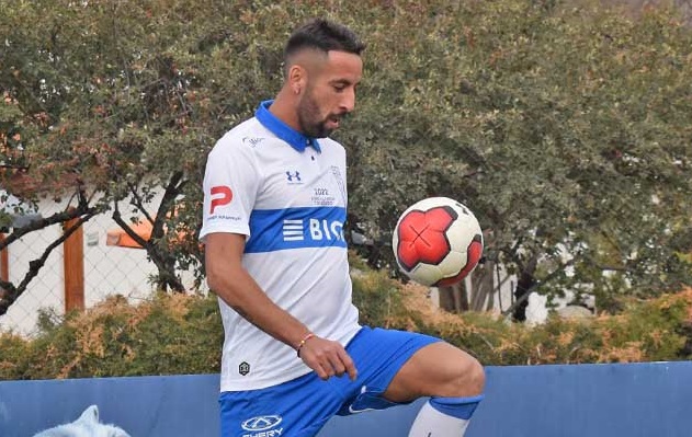 Isla domina el balón durante su presentación en la UC. FOTO: Cruzados.