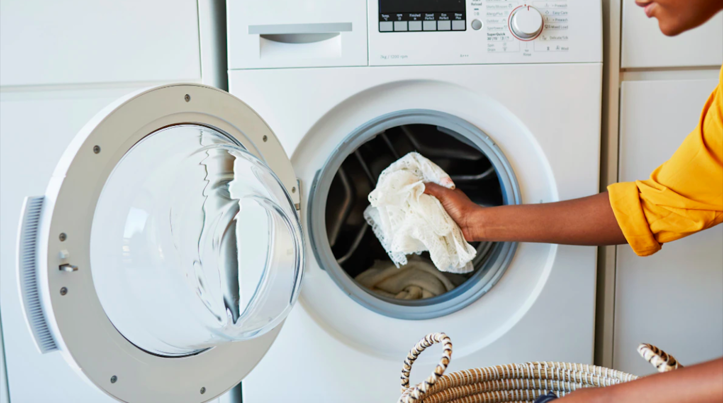 Por qué el detergente deja la ropa más sucia que antes - La Tercera