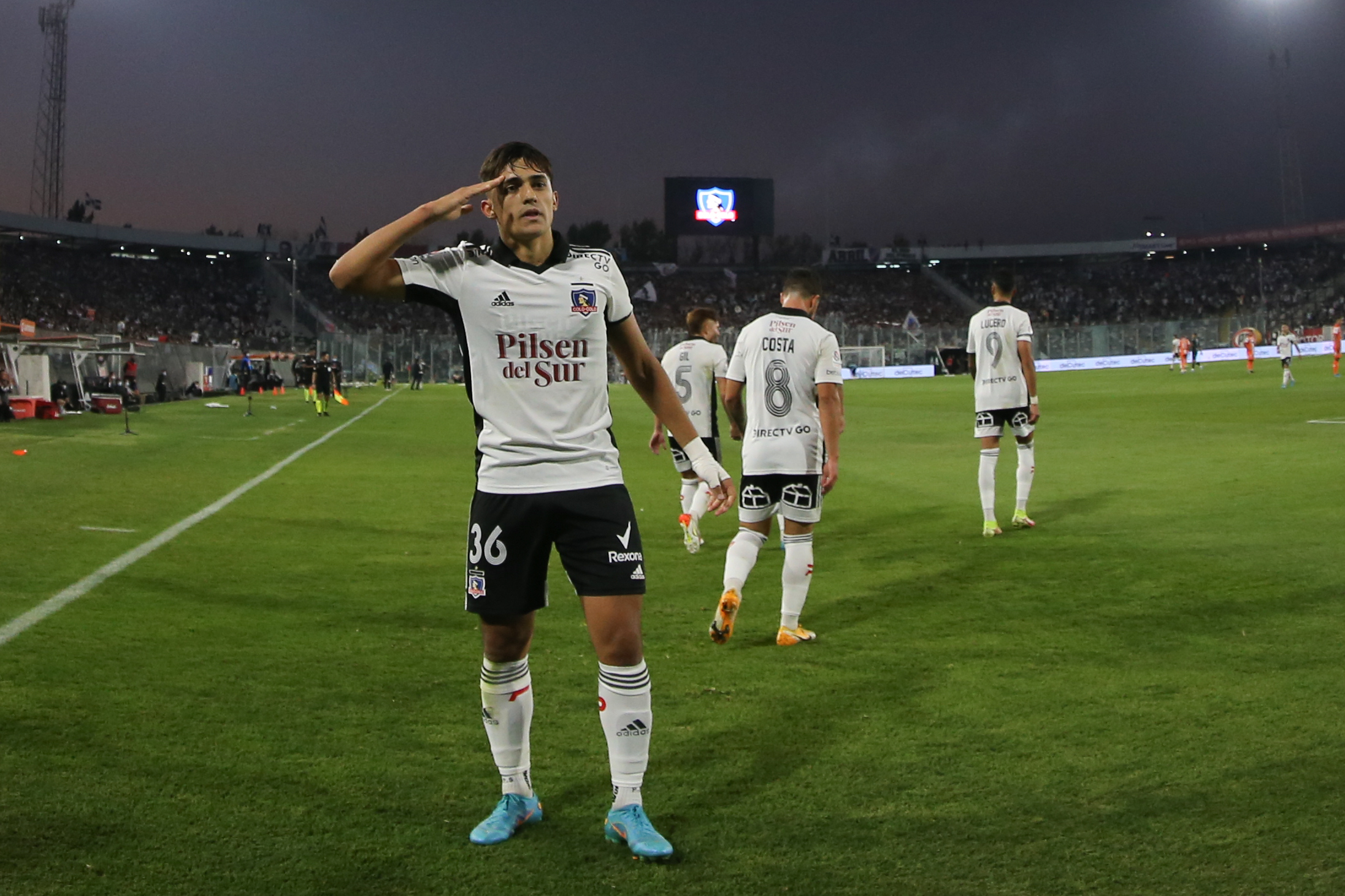 Pablo Solari celebra un gol por Colo Colo