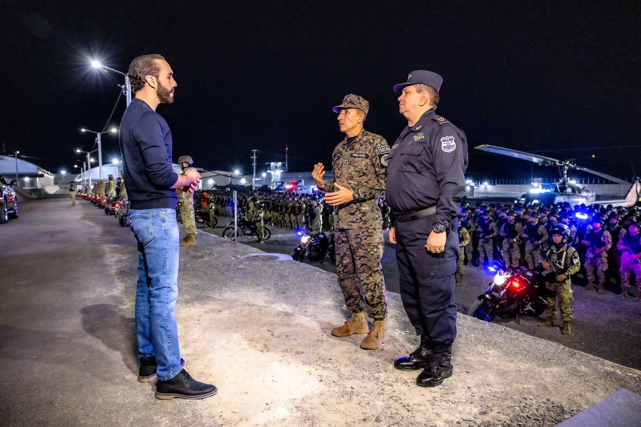 El Presidente de El Salvador, Nayib Bukele, inaugura la nueva cárcel con capacidad para hasta 40.000 reos. Foto: Presidencia de El Salvador. “Cárcel o muerte”: la megaprisión para 40 mil pandilleros que Bukele inauguró en El Salvador