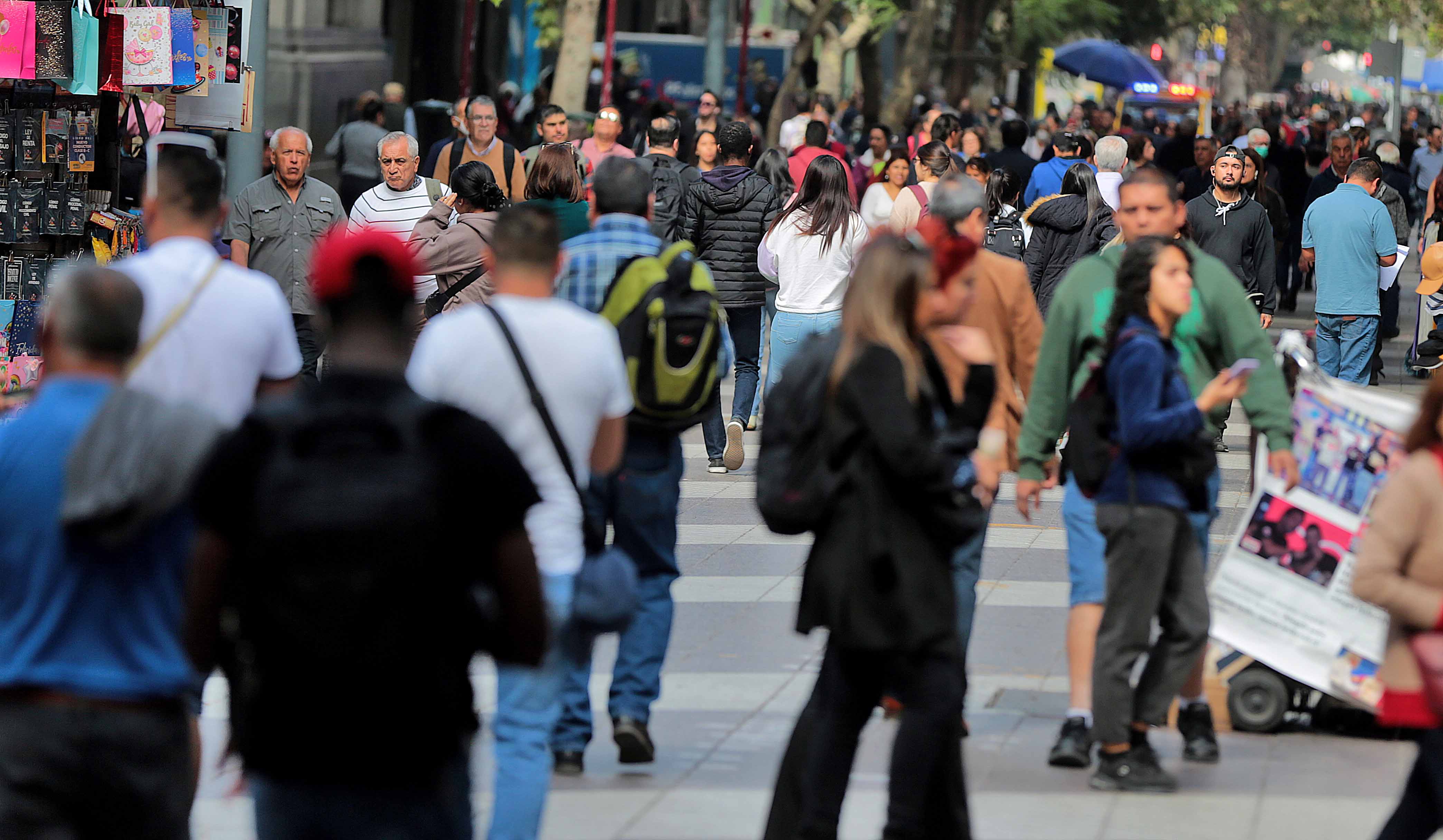 Colocaciones de la banca siguen cayendo arrastradas por créditos comerciales y de consumo