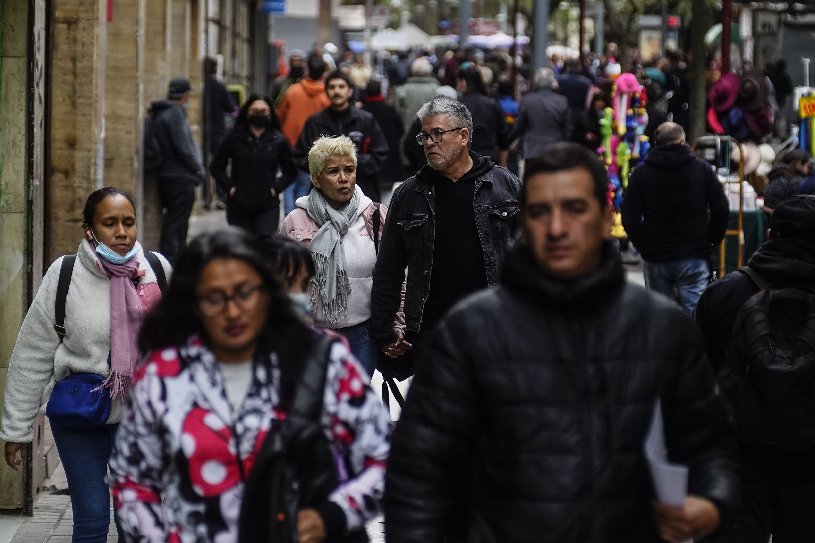 Economía chilena sigue desacelerándose en medio de caída en el consumo de los hogares