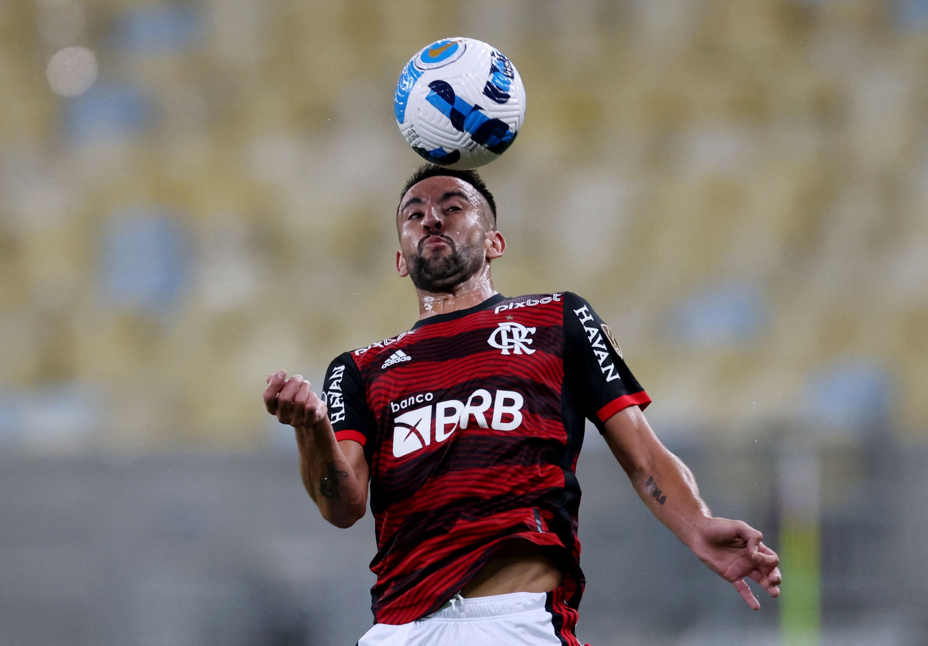 El lateral chileno de Flamengo, Mauricio Isla (@mauricioislaoficial44),  tuvo un bonito gesto con @ulc_oficial tras el encuentro que jugaron…