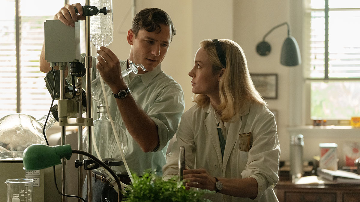 Brie Larson y Lewis Pullman en la próxima adaptación de Lecciones de química, novela de Bonnie Garmus (Apple TV)