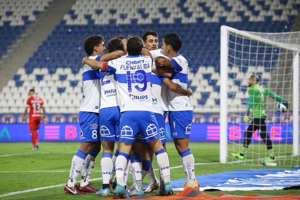 Los jugadores de la UC festejan el 1-0 parcial de Zampedri. FOTO: AGENCIAUNO