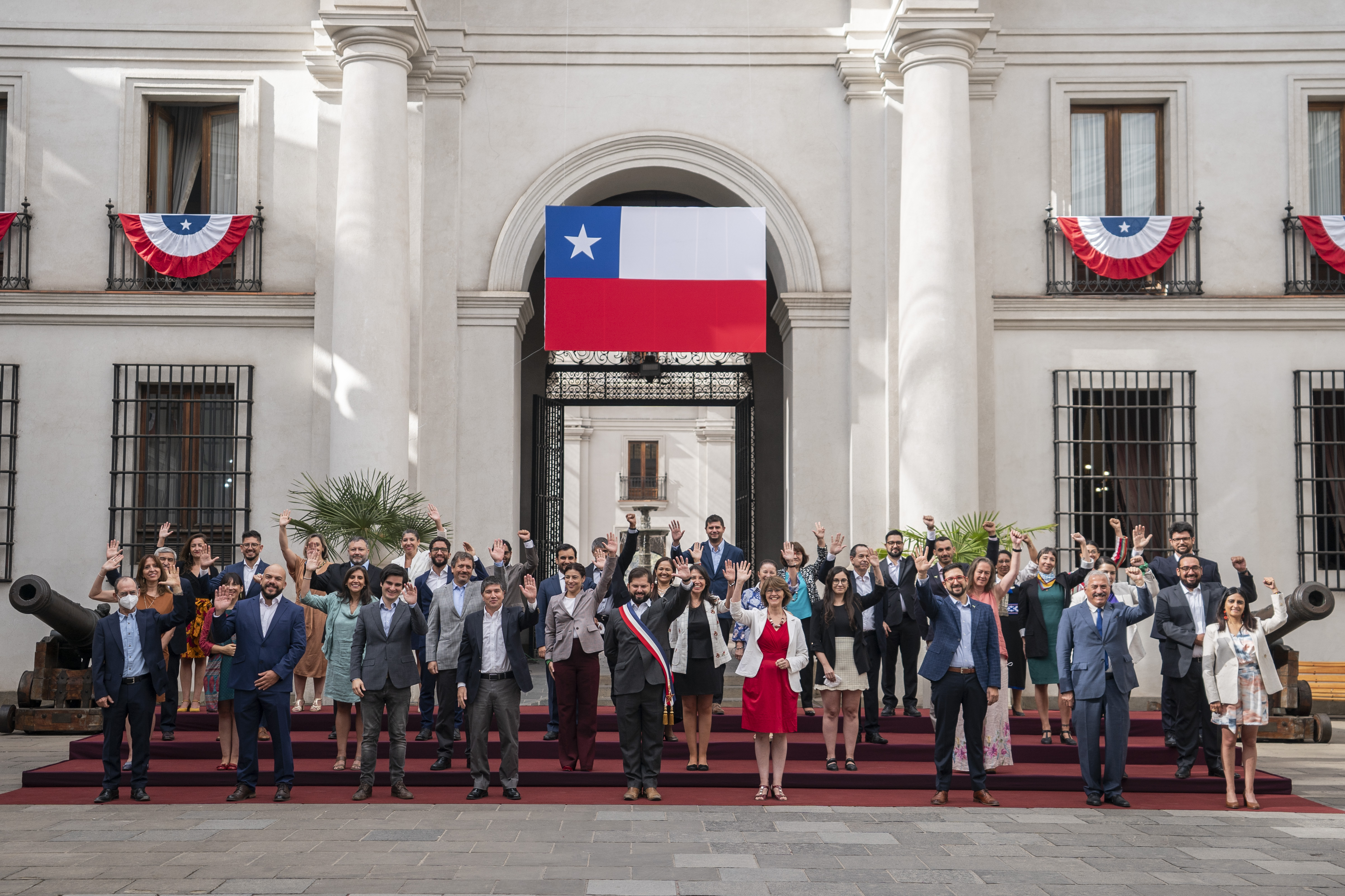 El Presidente Gabriel Boric -recién asumido en funciones- en la tradicional foto con el elenco original de subsecretarías en marzo de 2022.