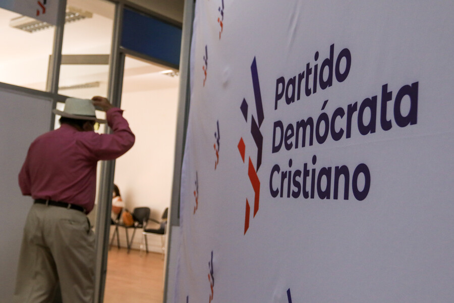 13 de Marzo 2022/SANTIAGO
En la Sede Nacional Partido Demócrata Cristiano se llevan a cabo la segunda vuelta de las elecciones internas para elegir una nueva directiva nacional DC.
FOTO: LUKAS SOLIS/AGENCIAUNO