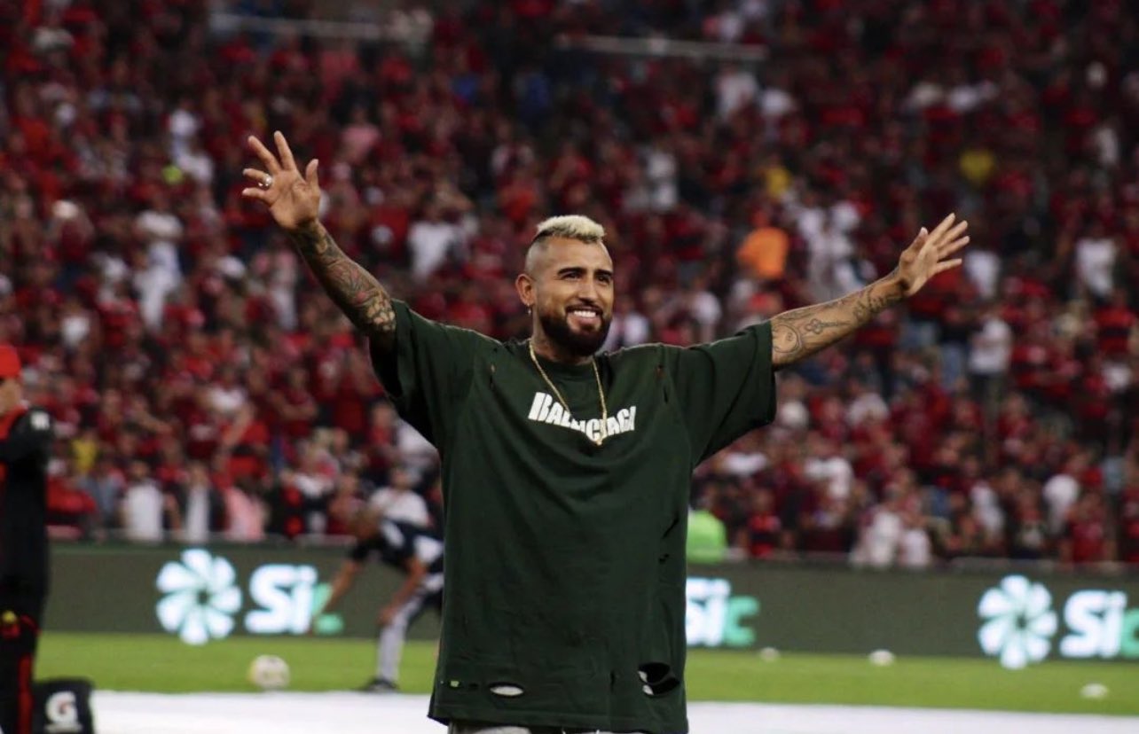 Arturo Vidal recibe el cariño de la hinchada de Flamengo tras oficializarse su fichaje.