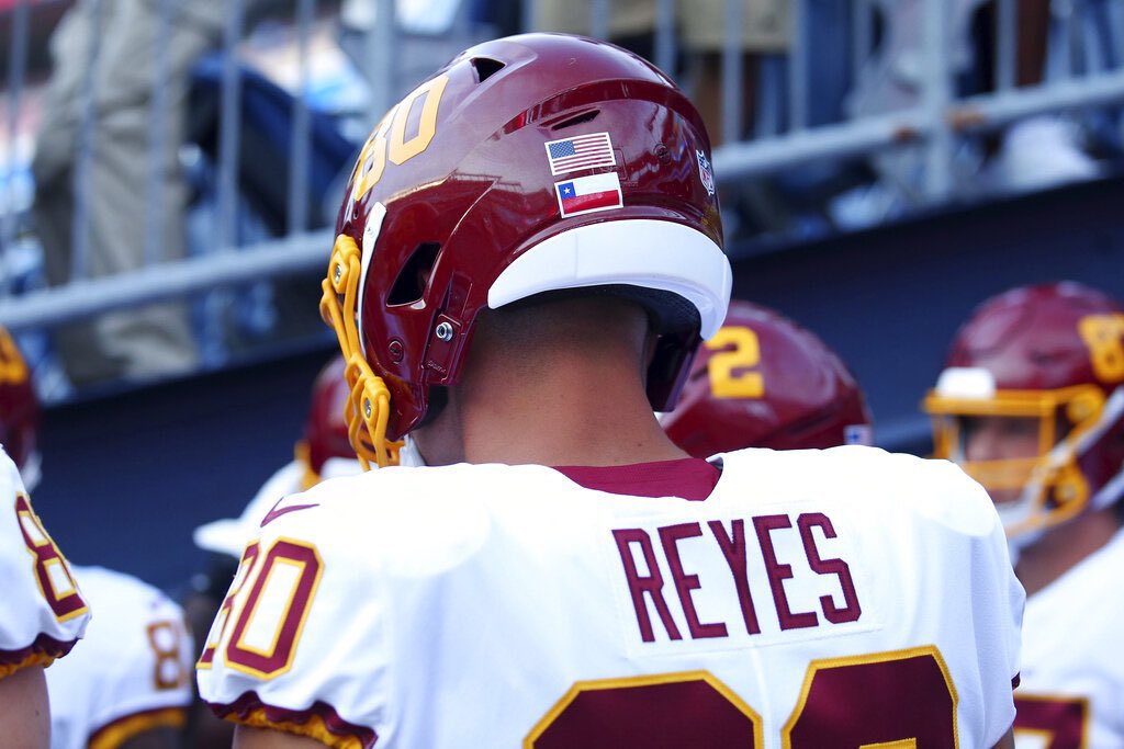 Sammis Reyes se convirtió en el primer chileno en debutar en la pretemporada de la NFL. En su caso, el detalle de la bandera chilena junto a la estadounidense