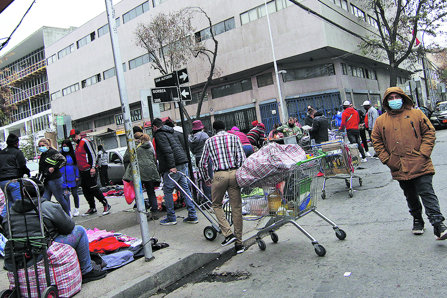 Gran flujo de personas y comerciantes ambulantes se observa en el entorno del barrio Meiggs