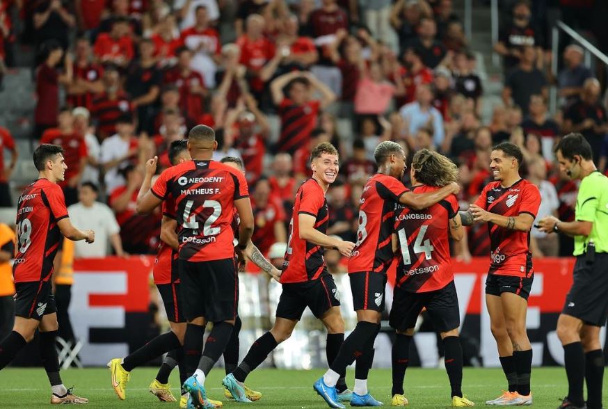 Luciano Arriagada, al centro, celebra su primer gol con Athletico Paranaense tras su salida de Colo Colo.