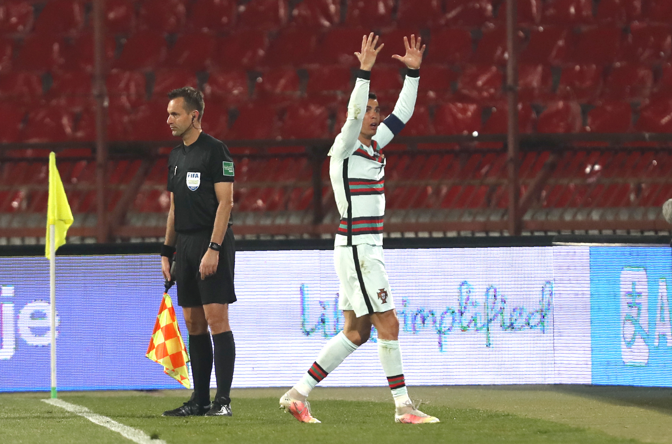 Cristiano Ronaldo reclama el gol no sancionado frente a Serbia, por las Eliminatorias a Qatar. Foto: AP.