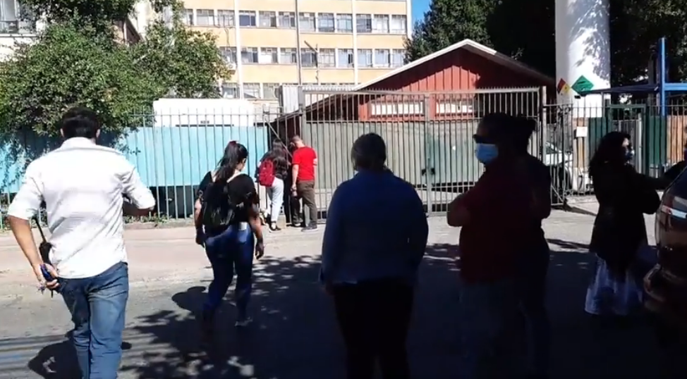 Las familias de ambas personas fallecidas se han acercado al frontis de la morgue del Hospital de Linares. Captura Canal 5 de Linares.